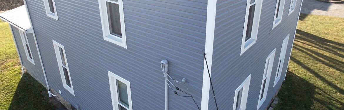 Polaris vinyl siding and white corners with Polaris custom windows installed by SMR Home Pros