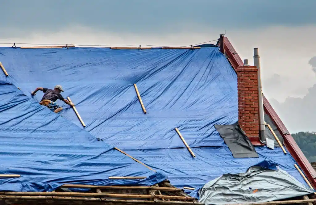 secure-roof-tarp