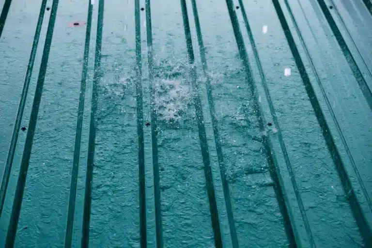 stop-metal-roof-leak