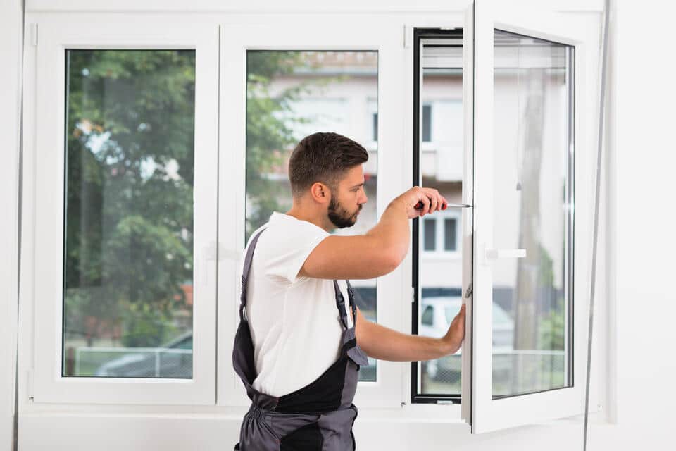 how long do windows last-man installing new windows in a home