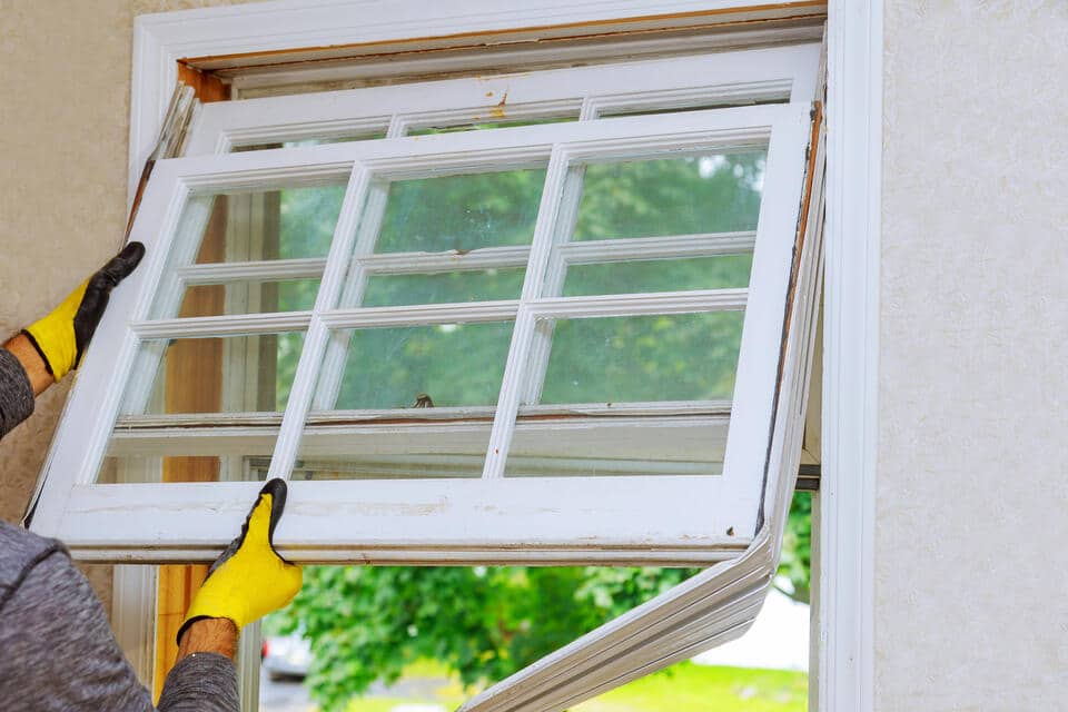 how long do windows last-man removing old window from home